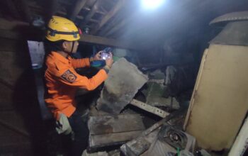 DITINJAU : Petugas P2BK Cicurug, saat asessmen ke lokasi rumah ambruk di wilayah Desa Benda, Kecamatan Cicurug, Kabupaten Sukabumi.(FOTO : UNTUK RADAR SUKABUMI)