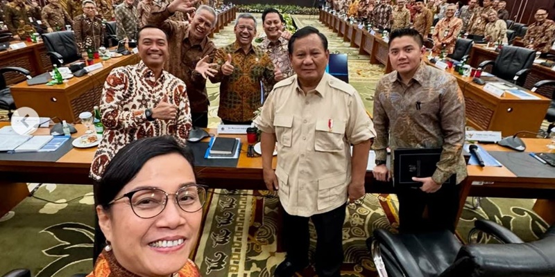 Presiden Prabowo Subianto bersama Menteri Keuangan Sri Mulyani Indrawati dan jajaran Kementerian Keuangan, dalam Rapat Tutup KasAPBN (Anggaran Pendapatan dan Belanja Negara) 2024 dan Launching Core Tax, di Kantor Kementerian Keuangan, Pasar Baru, Jakarta Pusat, 31 Desember 2024/Instagram Sri Mulyani