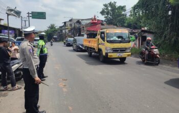 RAMAI LANCAR : Suasana arus lalin di Simpang Cikidang, tepatnya di Desa Pamuruyan, Kecamatan Cibadak, Kabupaten Sukabumi, ramai lancar pada Rabu (29/01) siang.(FOTO : UNTUK RADAR SUKABUMI)