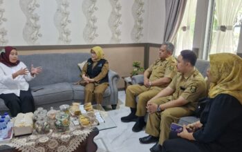 Petugas DP3A Kabupaten Sukabumi, saat foto bersama usai rapat koordinasi lintas sektoral di RSUD Sekarwangi Cibadak, untuk penanganan anak dan ibu korban kasus penyiraman air keras di Nagrak.