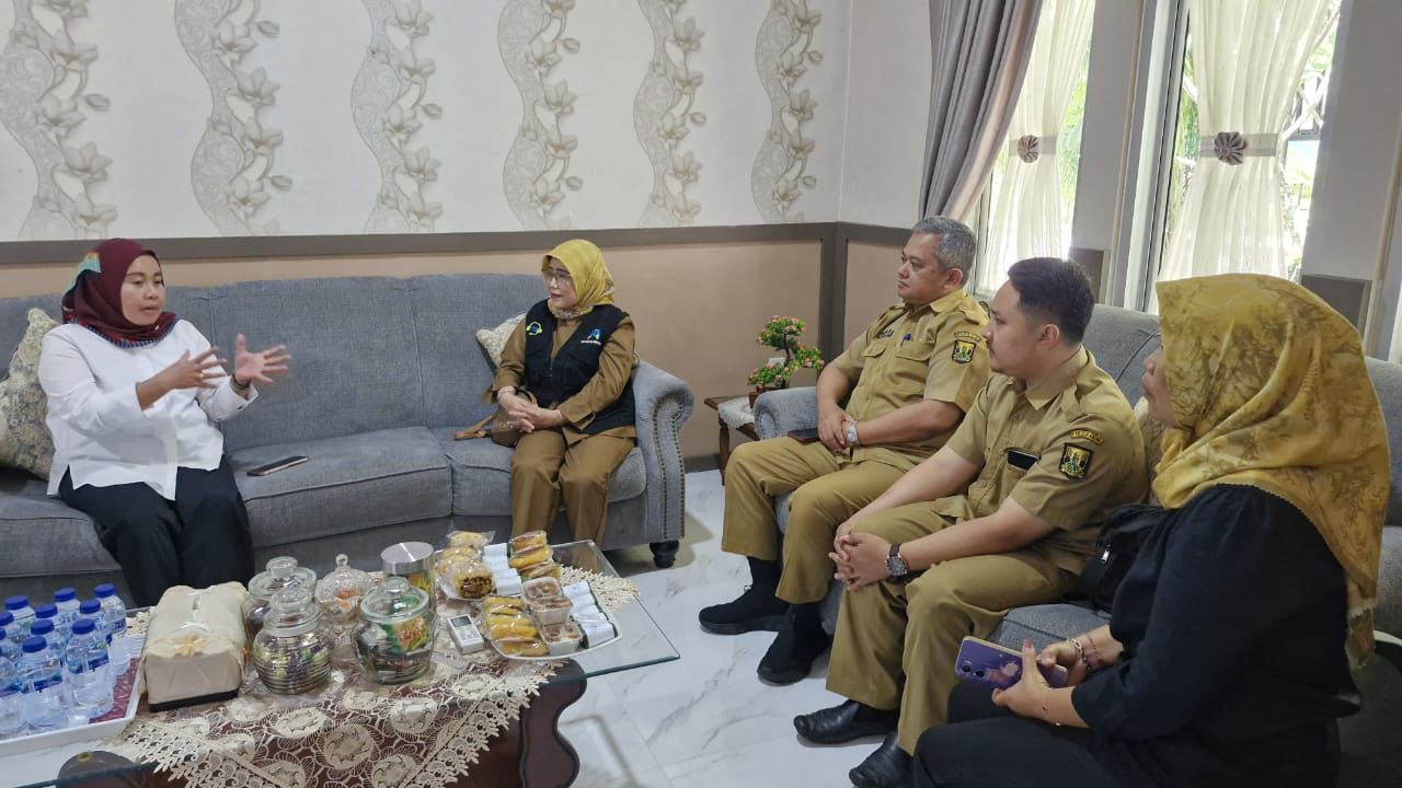 Petugas DP3A Kabupaten Sukabumi, saat foto bersama usai rapat koordinasi lintas sektoral di RSUD Sekarwangi Cibadak, untuk penanganan anak dan ibu korban kasus penyiraman air keras di Nagrak.