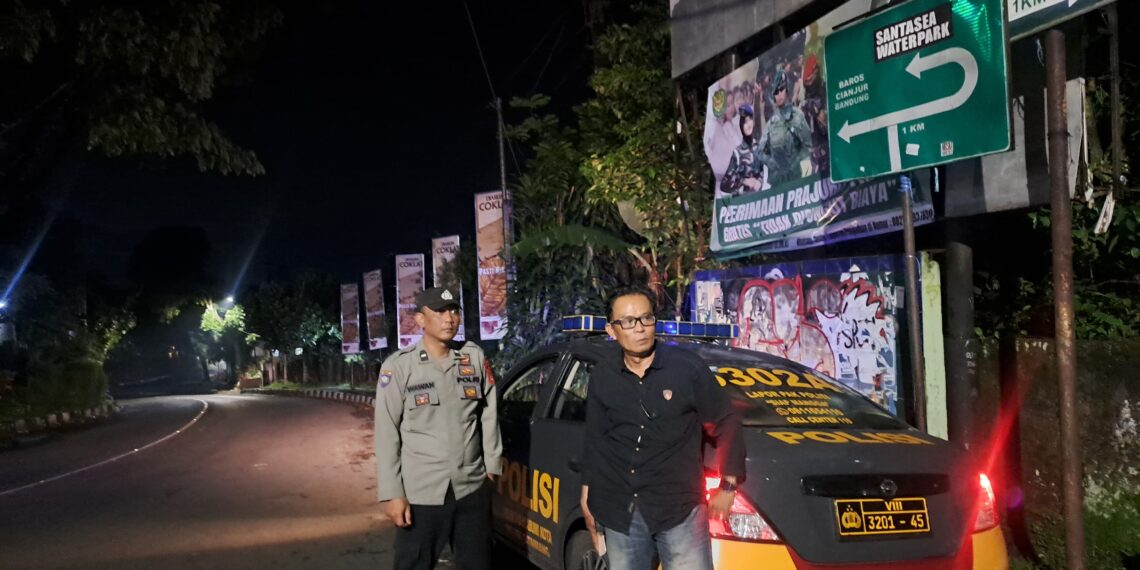 SIAGA: Sejumlah personel Polsek Citamiang Polres Sukabumi Kota saat melakukan patroli malam di wilayah hukumnya, Rabu (29/1). 