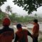 PENINJAUAN: Sejumlah personel BPBD Kota Sukabumi saat melakukan peninjauan bendungan jebol di irigasi Sungai Cipelang, Kampung Warung Kalapa RT1/RW1 Kelurahan/Kecamatan Lembursitu, Senin (20/1). (FT: IST)