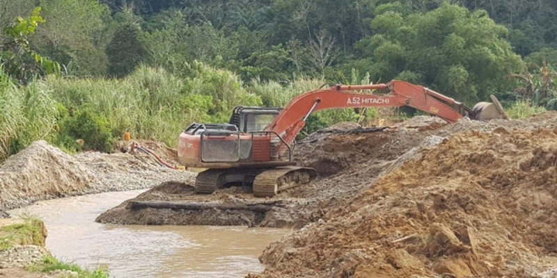 Alat berat penambang emas ilegal di Kalimantan Barat/Antara