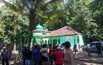 Warga saat diberikan surat peringatan kedua terkait pengosongan lahan taman wisata alam Sukawayana.(FOTO : NANDI/ RADARSUKABUMI)