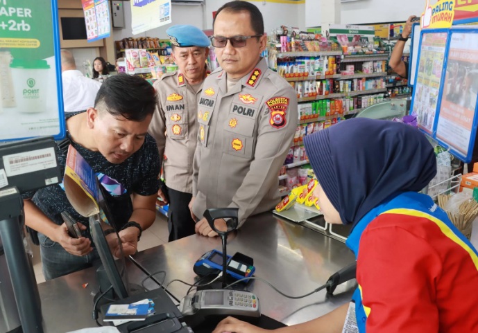 Kapolresta Tangerang, Kombes Pol Baktiar Joko Mujiono meninjau lokasi penembakan bos rental mobil di Indomaret Rest Area KM 45 Tol Jakarta-Merak. (Humas Polresta Tangerang).