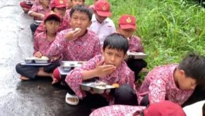 Potret Pelajar SDN Bungur Warungkiara Sukabumi Santap Makan Bergizi Gratis Dipinggir Jalan