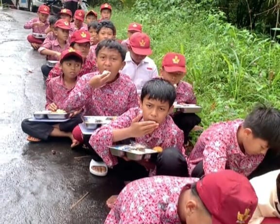 Suasana para pelajar SDN Bungur menyantap makan bergizi gratis di sekolah.(FOTO : UNTUK/ RADARSUKABUMI)