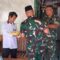 Suasana saat jajaran TNI dari Koramil Jampang Tengah, Kodim 0622 Kabupaten Sukabumi salurkan Bantuan untuk guru viral Empan Supiandi.