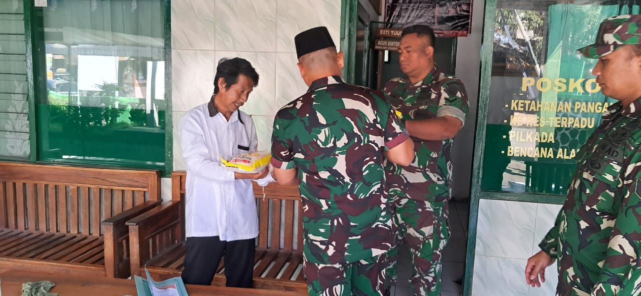 Suasana saat jajaran TNI dari Koramil Jampang Tengah, Kodim 0622 Kabupaten Sukabumi salurkan Bantuan untuk guru viral Empan Supiandi.