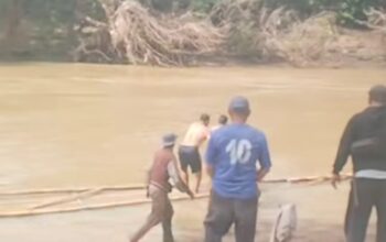 Warga sekitar aliran sungai Cikaso, Kecamatan Kalibunder, saat evakuasi jasad korban.(FOTO : ISTIMEWA)