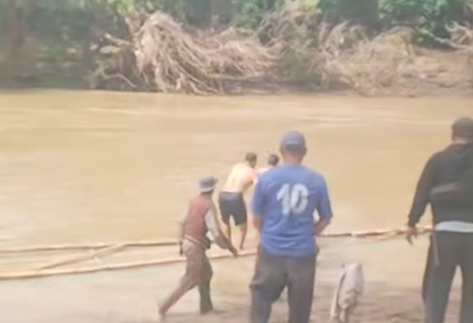 Warga sekitar aliran sungai Cikaso, Kecamatan Kalibunder, saat evakuasi jasad korban.(FOTO : ISTIMEWA)