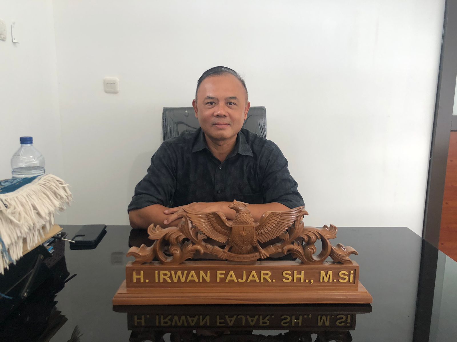 Plt Sekretaris Disdagin Kabupaten Sukabumi, H Irwan Fajar saat diwawancarai Radar Sukabumi.