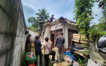 KOMPAK : Warga dan lembaga Desa Sasagaran, Kecamatan Kebonpedes, saat gotong royong memperbaiki rumah Olis (30) Kampung Cikawung, RT 01/RW 05, Desa Sasagaran, Kecamatan Kebonpedes, Kabupaten Sukabumi pada Kamis (16/01).(FOTO : UNTUK RADAR SUKABUMI)