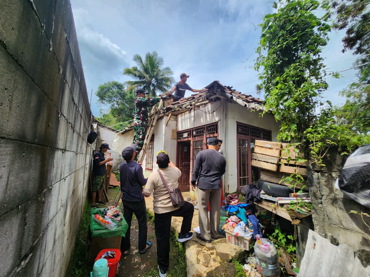 KOMPAK : Warga dan lembaga Desa Sasagaran, Kecamatan Kebonpedes, saat gotong royong memperbaiki rumah Olis (30) Kampung Cikawung, RT 01/RW 05, Desa Sasagaran, Kecamatan Kebonpedes, Kabupaten Sukabumi pada Kamis (16/01).(FOTO : UNTUK RADAR SUKABUMI)