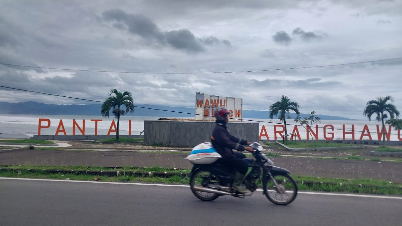 Kondisi Ikon Landmark Karang Hawu Beach di Desa/ Kecamatan Cisolok Kabupaten Sukabumi rusak.((FOTO : NANDI/ RADARSUKABUMI))