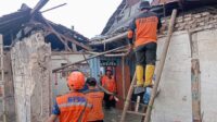 BPBD Kota Sukabumi Kerja Bakti Bersihkan Material Rumah Ambruk