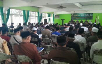 MENYIMAK : Ratusan ulama saat mengikuti Multaqo Alim Ulama di Gedung Islamic Centre Cisaat (GICC), Kecamatan Cisaat, Kabupaten Sukabumi, pada Senin (20/01).(FOTO : UNTUK RADAR SUKABUMI)