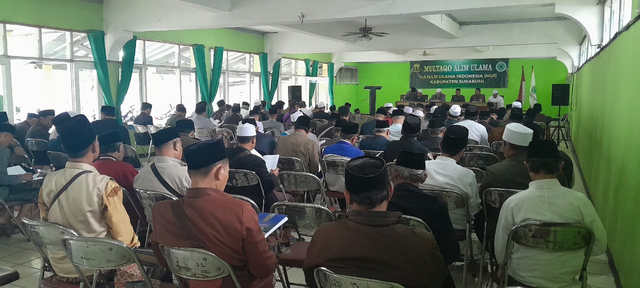MENYIMAK : Ratusan ulama saat mengikuti Multaqo Alim Ulama di Gedung Islamic Centre Cisaat (GICC), Kecamatan Cisaat, Kabupaten Sukabumi, pada Senin (20/01).(FOTO : UNTUK RADAR SUKABUMI)