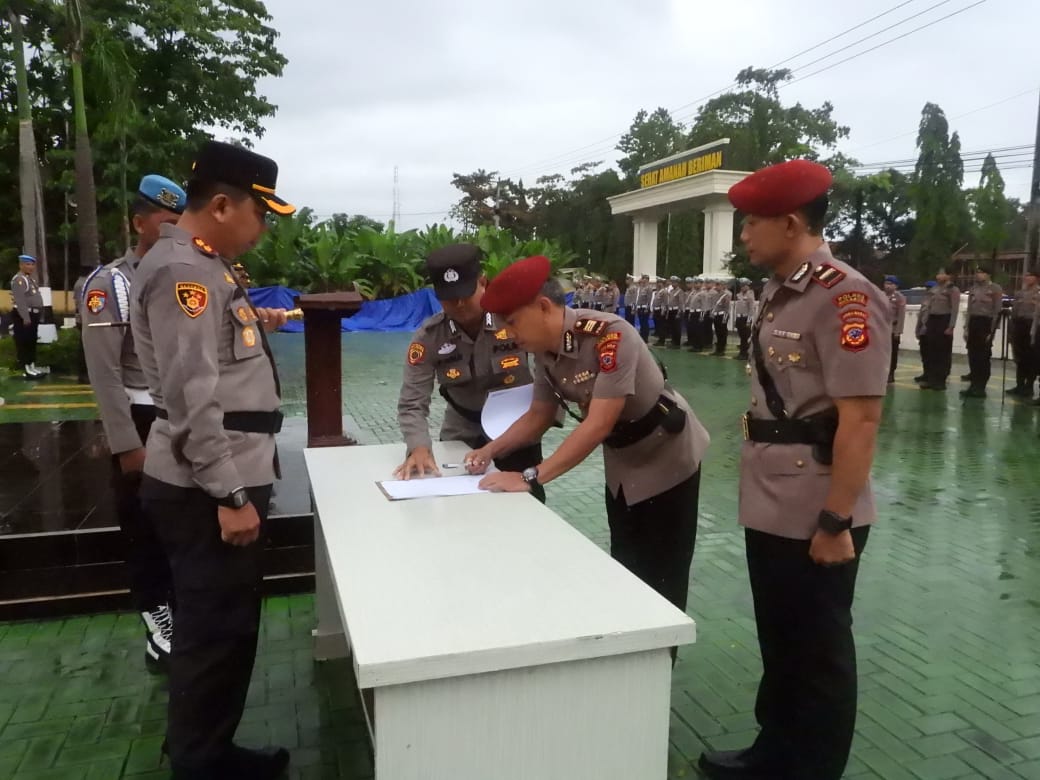 Suasana saat serah terima jabatan Polres Sukabumi, Kasat Reskrim dan Kasat Lantas di halaman mako polres jalan komplek perkantoran Jajaway, Kecamagan Palabuhanratu. Senin, (20/1/2025).(FOTO : NANDI/ RADARSUKABUMI)