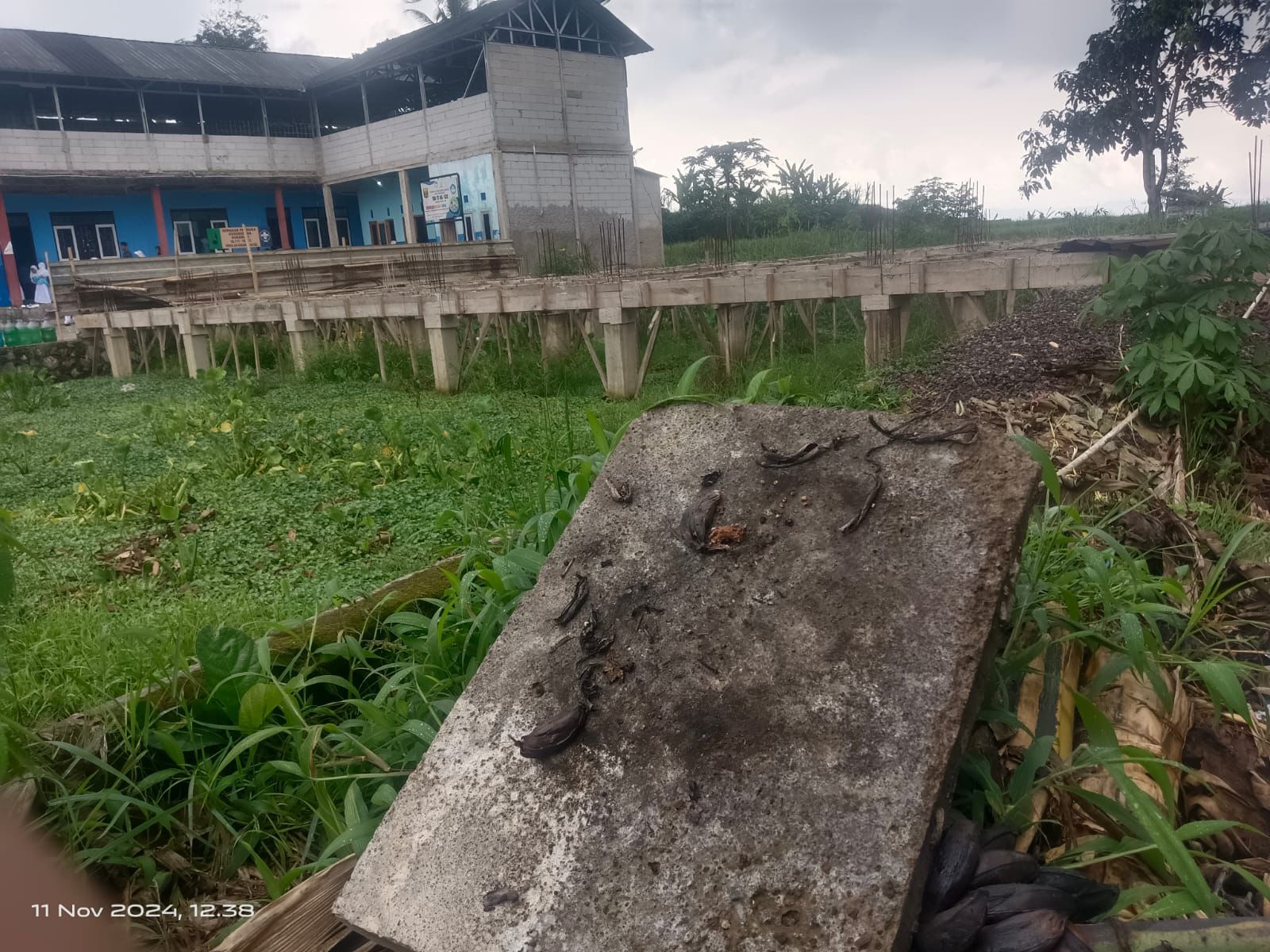DIRUSAK : Kondisi bangunan SD IT Al-Izz, di Kampung Cikaret, Goalpara, Desa Sukamekar, Kecamatan Sukaraja, Kabupaten Sukabumi, dibobol maling.(FOTO : UNTUK RADAR SUKABUMI)