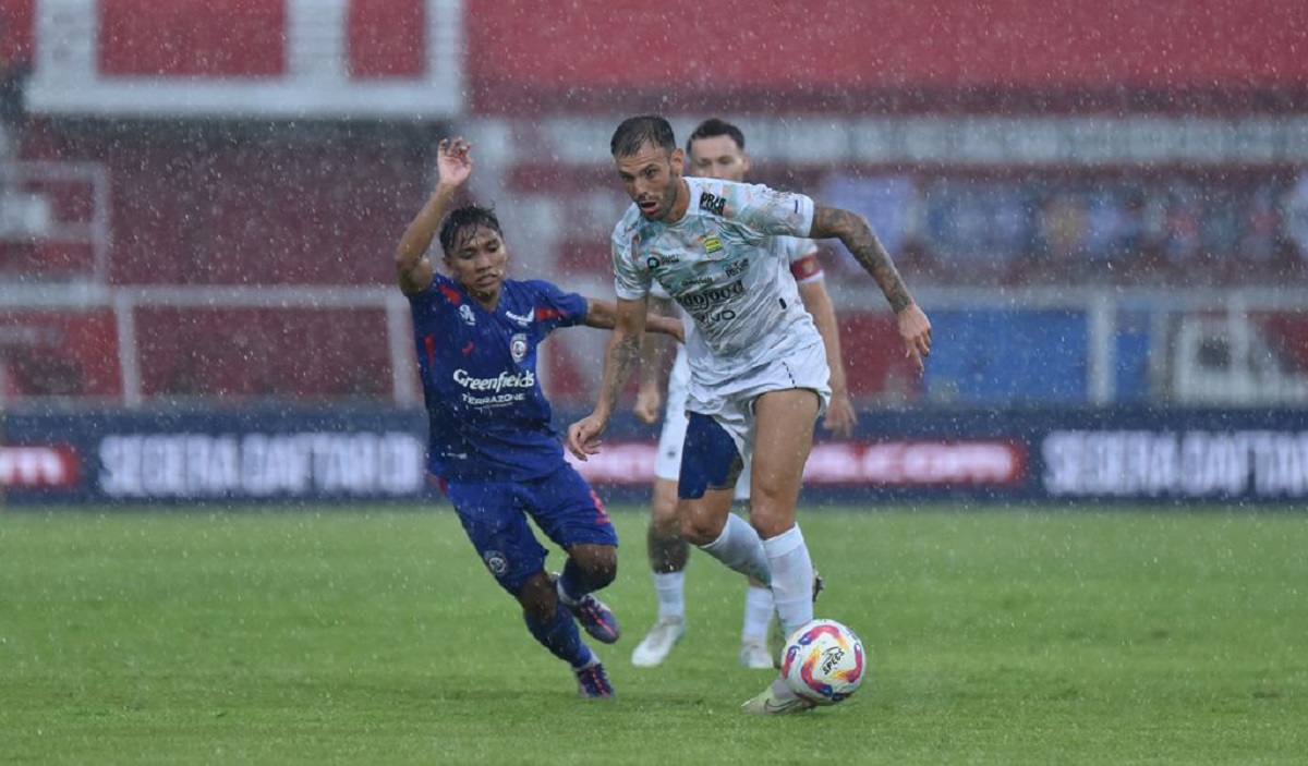 Persib Bandung mampu memenuhi ambisi mencuri tiga poin dari Stadion Soepriadi, Kota Blitar, Jawa Timur, usai mengalahkan tuan rumah Arema FC dengan skor 3-1, Jumat.