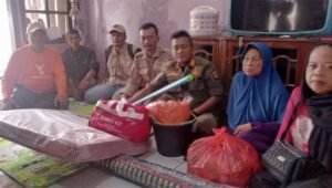 Forkopimcam Simpenan Sukabumi Salurkan Bantuan Untuk Lansia Rumah Terbakar di Cidadap 