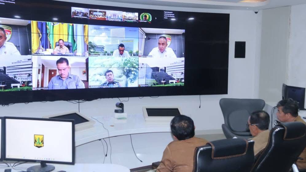 MENYIMAK : Sekda Kabupaten Sukabumi, Ade Suryaman beserta stakeholder terkait saat rakor pengendalian inflasi daerah dirangkaikan dengan sosialisasi program pemeriksaan kesehatan gratis bersama Menteri Dalam Negeri, M. Tito Karnavian secara virtual di Sekretariat Daerah Kabupaten Sukabumi pada Senin (20/01).(FOTO : UNTUK RADAR SUKABUMI)