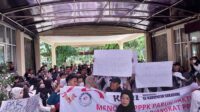 Ratusan Guru Honorer di Sukabumi Geruduk Kantor Setda, Ini Tuntutannya