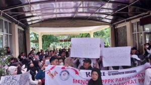 Ratusan Guru Honorer di Sukabumi Geruduk Kantor Setda, Ini Tuntutannya