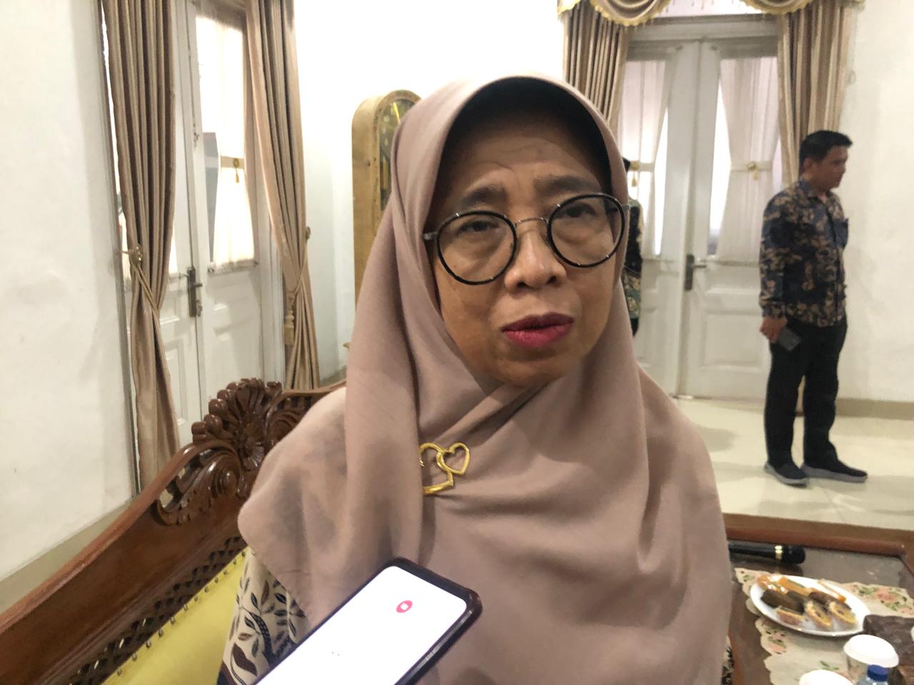 MEWAWANCARAI : Ketua P2TP2A Kabupaten Sukabumi, Hj. Yani Jatnika Marwan, saat diwawancarai Radar Sukabumi.(FOTO : DENDI/RADAR SUKABUMI)