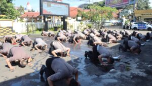 Naik Pangkat, 65 Perwira dan Bintara Polri Sujud Syukur