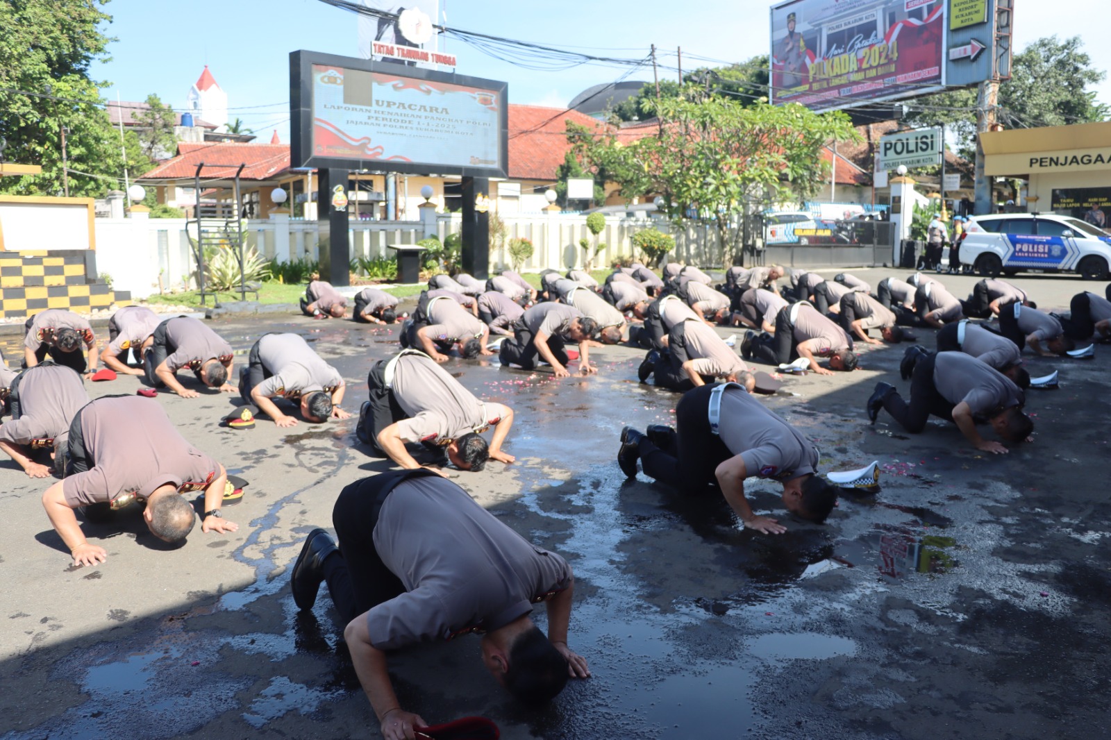SUJUD SYUKUR: Sebanyak 65 Perwira dan Bintara Polri dilingkungan Polres Sukabumi Kota, melakukan sujud syukur usai mengikuti upacara laporan kenaikan pangkat Polri periode 1 Januari 2025 di Halaman Polres Sukabumi Kota, Kamis (2/1).