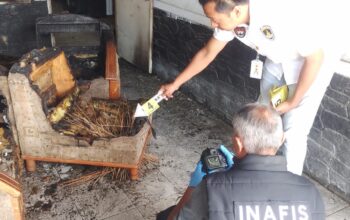 OLAH TKP : Tim inafis Polres Sukabumi Kota, saat melakukan olah TKP kebakaran rumah di Kampung/Desa Cikurutug, Kecamatan Cireunghas, Kabupaten Sukabumi pada Kamis (02/01).(FOTO : UNTUK RADAR SUKABUMI)