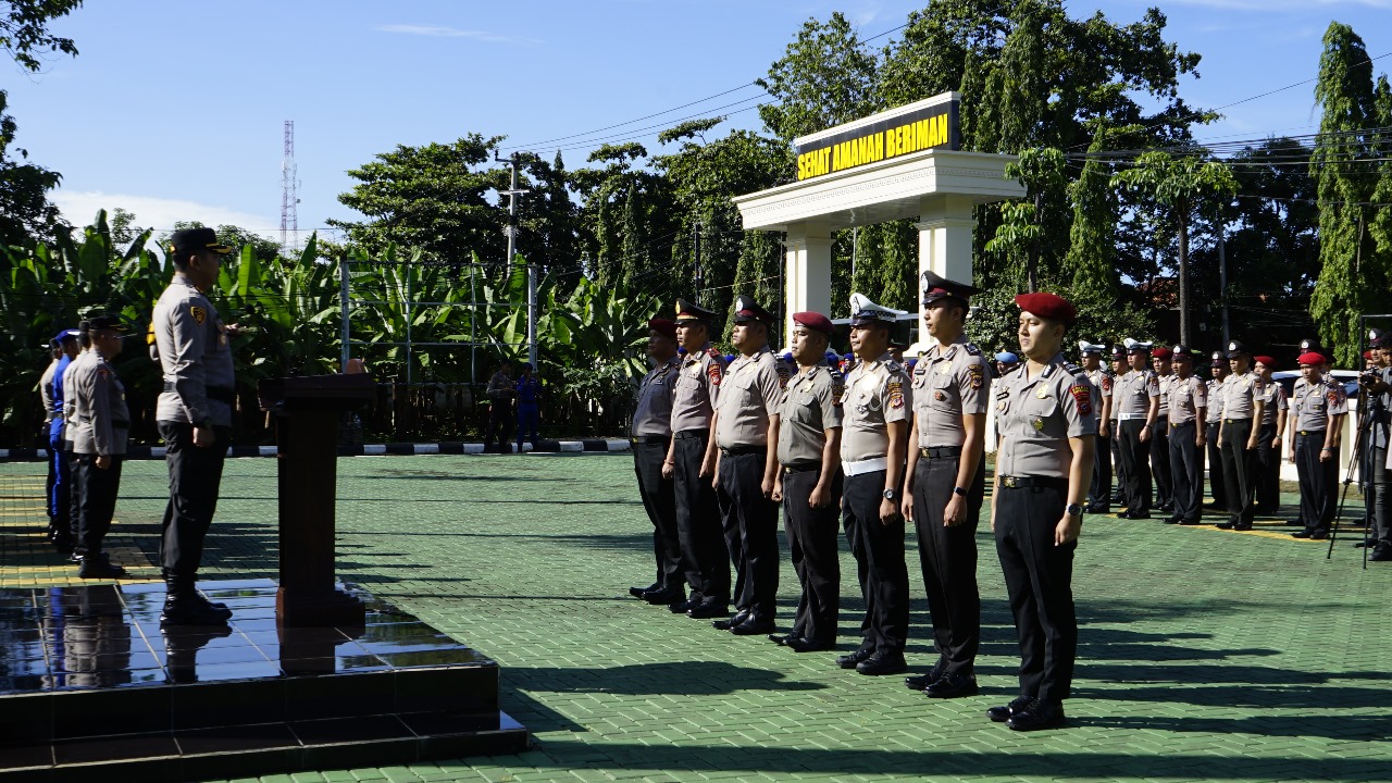 Kapolres Sukabumi AKBP Dr. Samian saat memimpin Apel kenaikan pangkat belasan perwira dan puluhan bintara di halaman mako polres jalan komplek perkantoran Jajaway Palabuhanratu. Kamis, (2/1/2025). (FOTO : NANDI/ RADARSUKABUMI)