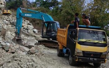 DIPROTES : Suasana aktivitas tambang galian batu hijau diBlok Gunung Walang, Kampung Kramat Jaya, Desa Kertaraharja, Kecamatan Cikembar, Kabupaten Sukabumi, yang diprotes warga.(FOTO : UNTUK RADAR SUKABUMI)
