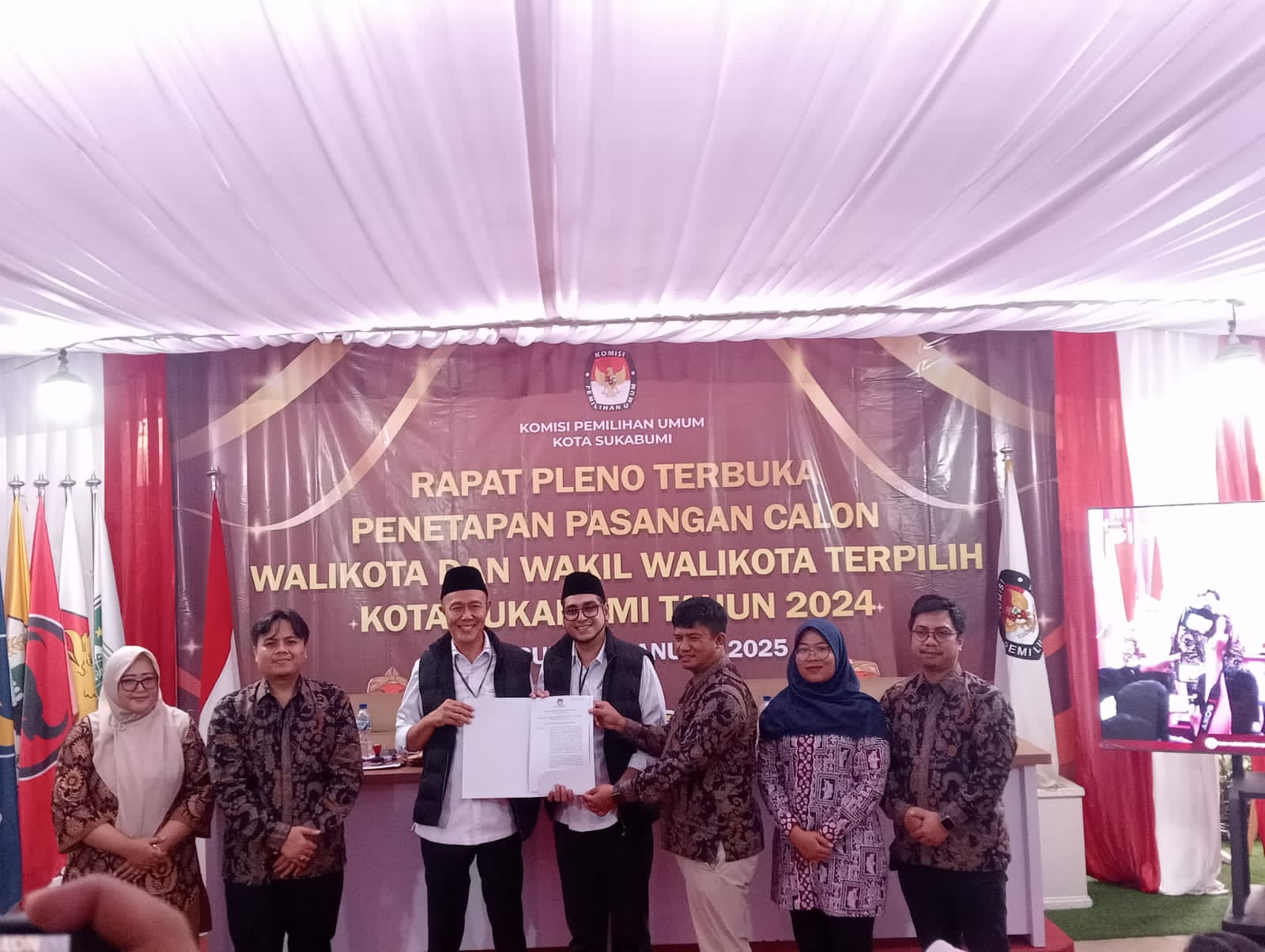 PENETAPAN: Komisi Pemilihan Umum (KPU) Kota Sukabumi, resmi menetapkan pasangan Ayep Zaki-Bobby Maulana sebagai Wali Kota dan Wakil Wali Kota Sukabumi terpilih pada perhelatan Pemilihan Kepala Daerah (Pilkada) 2024.(FT: IST)