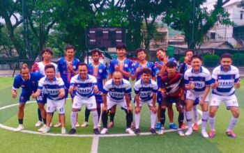 Perhimpunan Advokat Indonesia (PERADI) Fotball Club Sukabumi bertanding dengan Berebet Fotball Club (FC) di Lapang Two Sister, Lingkar Selatan, Kota Sukabumi, Jumat (10/01/24).