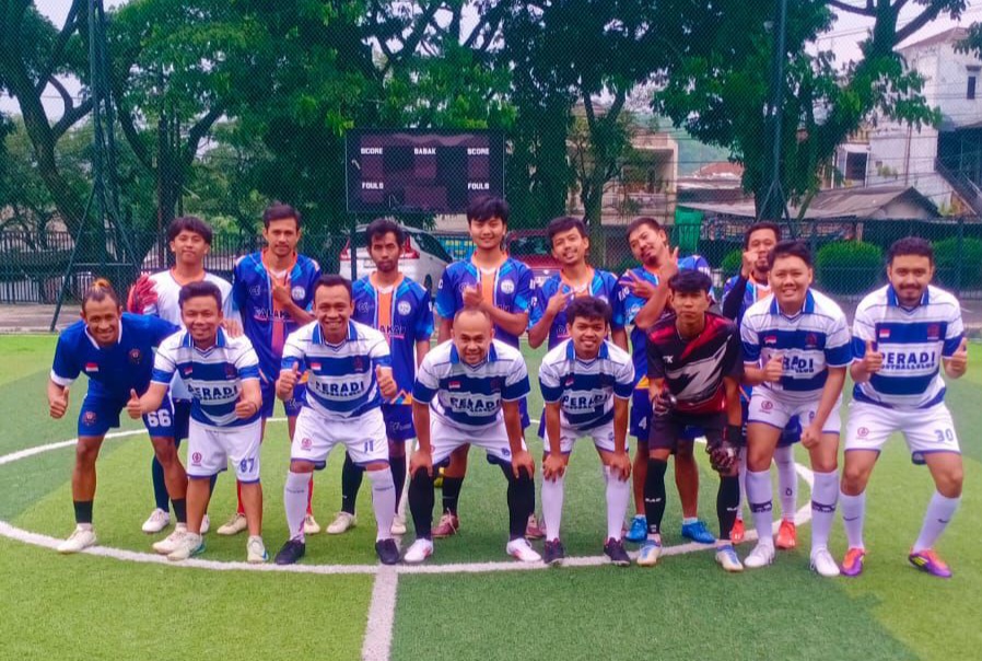 Perhimpunan Advokat Indonesia (PERADI) Fotball Club Sukabumi bertanding dengan Berebet Fotball Club (FC) di Lapang Two Sister, Lingkar Selatan, Kota Sukabumi, Jumat (10/01/24).