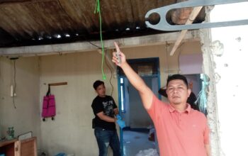 OLAH TKP: Sejumlah personel Polsek Cikole saat melakukan olah TKP di toko Optik Raffo di Jalan Perintis Kemerdekaan, Kelurahan Gunungparang, Kecamatan Cikole, Jumat (10/1). (FT: IST)