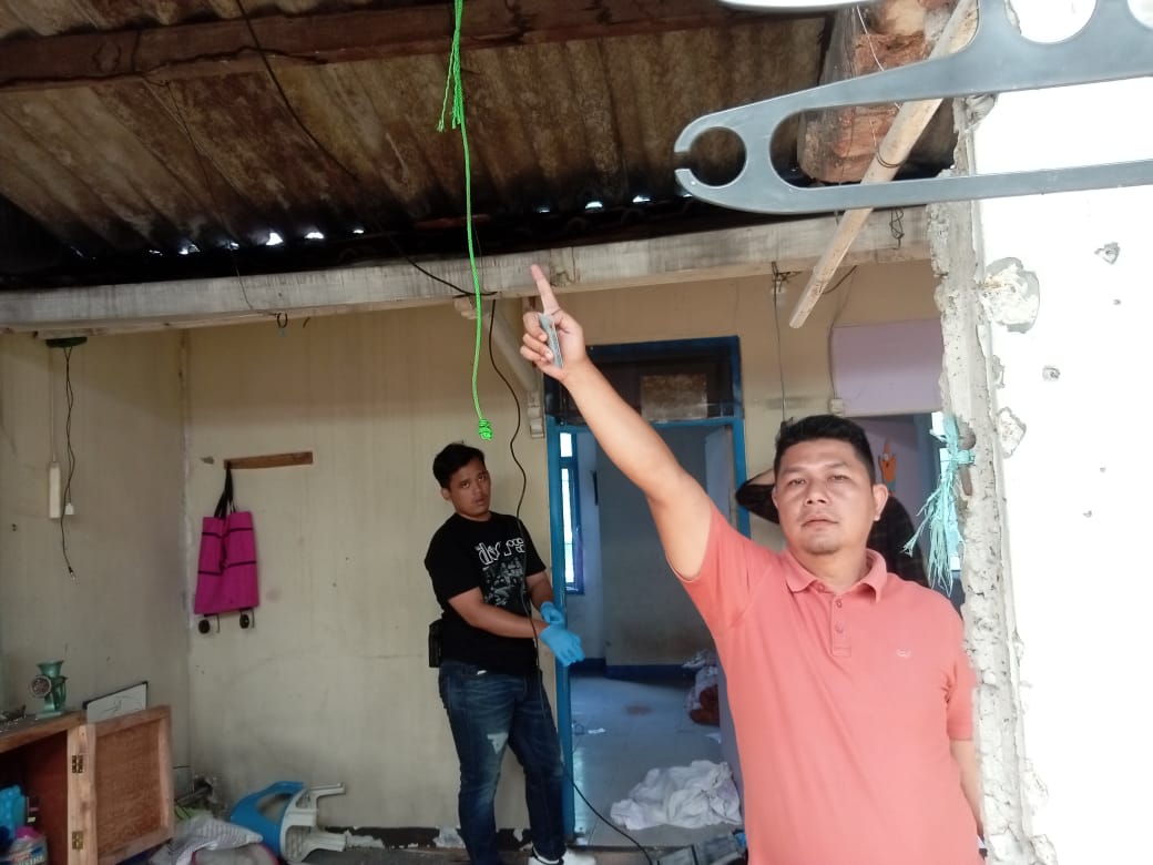 OLAH TKP: Sejumlah personel Polsek Cikole saat melakukan olah TKP di toko Optik Raffo di Jalan Perintis Kemerdekaan, Kelurahan Gunungparang, Kecamatan Cikole, Jumat (10/1). (FT: IST)