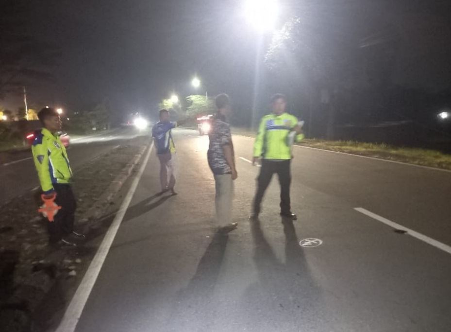 OLAH TKP: Personil jajaran Satlantas Polres Sukabumi Kota saat melakukan olah TKP di Jalur Lingkar Selatan, Kelurahan Sukakarya, Kecamatan Warudoyong, belum lama ini.(FT: IST)