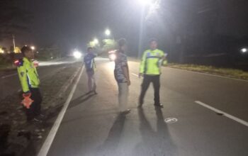 OLAH TKP: Personil jajaran Satlantas Polres Sukabumi Kota saat melakukan olah TKP di Jalur Lingkar Selatan, Kelurahan Sukakarya, Kecamatan Warudoyong, belum lama ini.(FT: IST)