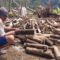 Abah Sidin saat memotong kayu untuk dijadikan arang.(FOTO : NANDI/ RADARSUKABUMI)