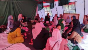 Potret Puluhan Pelajar di Pelabuhanratu Belajar di Tenda, Bangunan Rusak Terdampak Pergerakan Tanah 