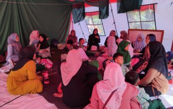 Suasana pelajar saat belajar di dalam tenda darurat di kampung Gempol, Desa Cikadu, Kecamatan Palabuhanratu, Kabupaten Sukabumi.(FOTO : NANDI/ RADARSUKABUMI)