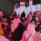 Suasana pelajar saat belajar di dalam tenda darurat di kampung Gempol, Desa Cikadu, Kecamatan Palabuhanratu, Kabupaten Sukabumi.(FOTO : NANDI/ RADARSUKABUMI)