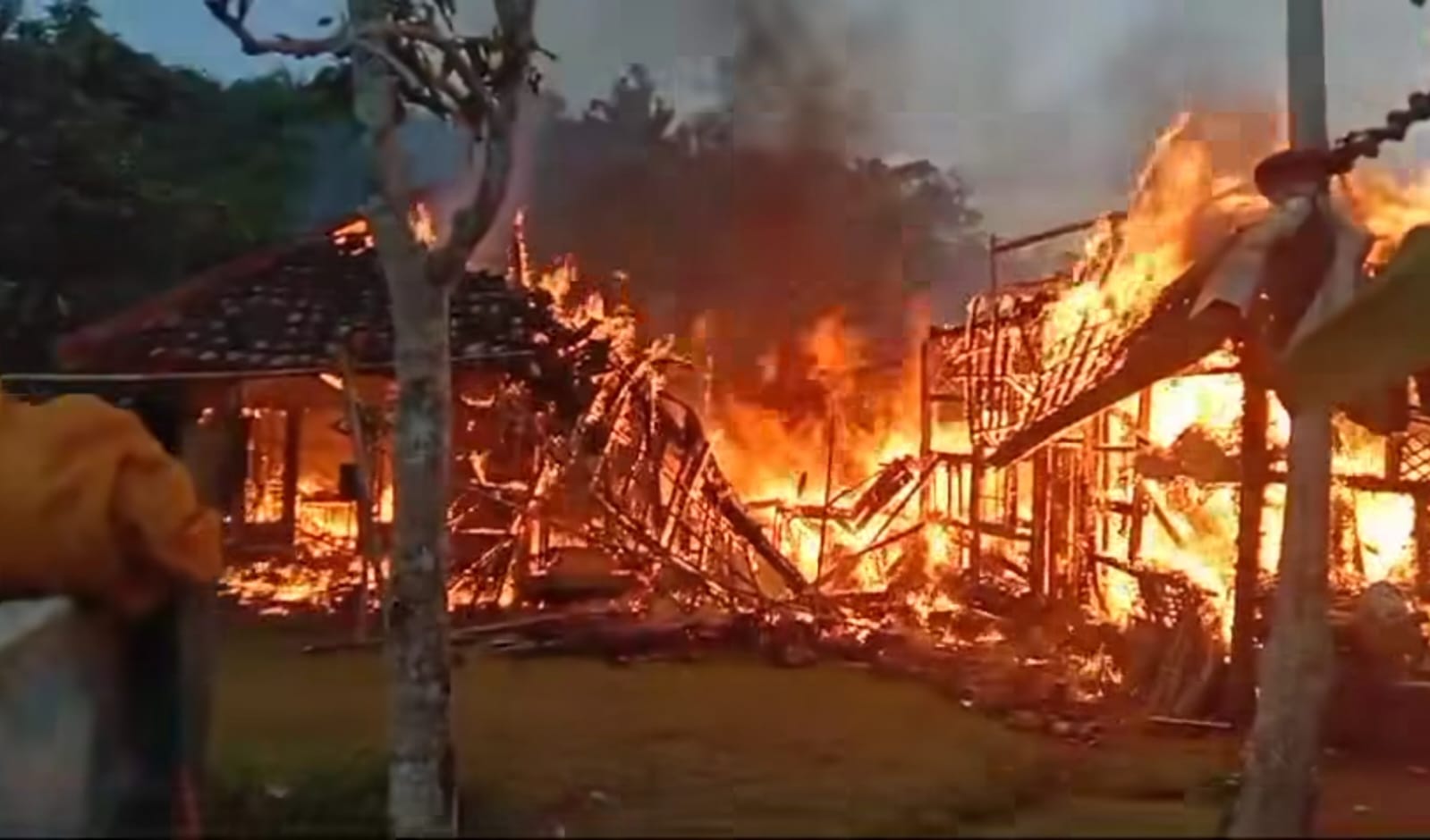 KEBAKARAN: Suasana saat peristiwa kebakaran terjadi di kampung Ancol, Desa Citamiang, Kecamatan Purabaya, Kabupaten Sukabumi, Minggu, (12/1/2025) kemarin.(FOTO : UNTUK/ RADARSUKABUMI)