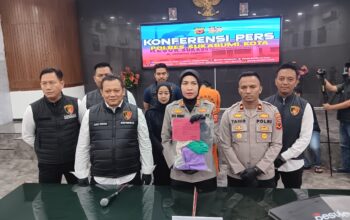 DIAMANKAN: Pelaku pencabulan anak kandung berinisial TS (45) warga Kecamatan Gunungpuyuh saat diamankan Polres Sukabumi Kota, Senin (13/1). (FT: BAMBANG/RADARSUKABUMI)