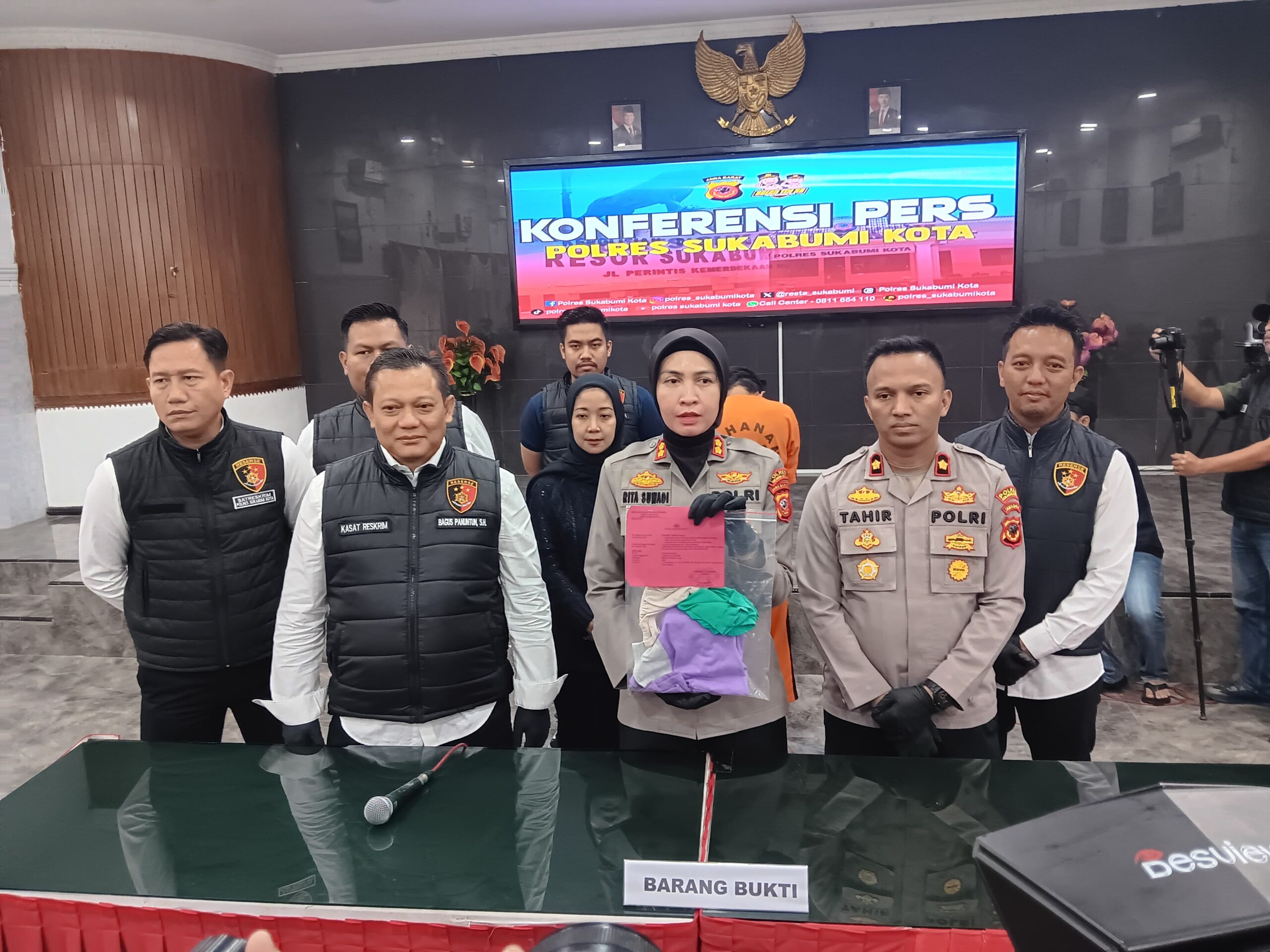 DIAMANKAN: Pelaku pencabulan anak kandung berinisial TS (45) warga Kecamatan Gunungpuyuh saat diamankan Polres Sukabumi Kota, Senin (13/1). (FT: BAMBANG/RADARSUKABUMI)
